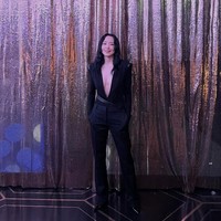 Jeon Do Yeon menjadi satu-satunya aktris yang tampil dengan setelan jas, menampilkan aura femme fatale. Setelan jas tersebut tidak dilengkapi dalaman, Jeon Do Yeon mengekspos bagian dadanya saat membacakan nominasi di ajang Blue Dragon Series Awards 2025. Foto: Instagram