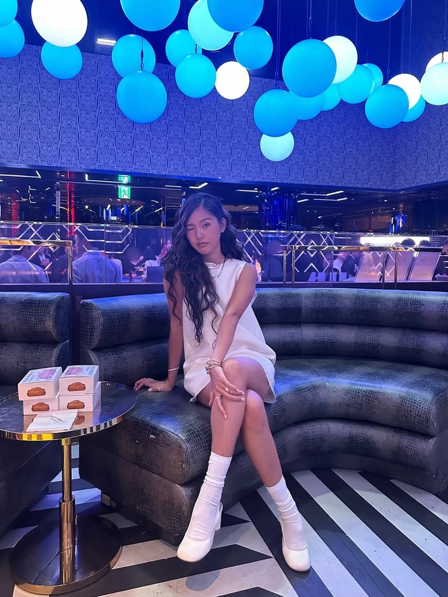 Mimi Oh My Girl semakin bersinar di bidang variety show dan mendapatkan penghargaan Entertainer Wanita Baru Terbaik untuk penampilannya di Kian is CEO. Tampil dengan gaya edgy memakai mini dress berwarna putih tanpa lengan, sepatu boots, rambut keriting yang khas. Foto: Instagram