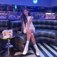 Mimi Oh My Girl semakin bersinar di bidang variety show dan mendapatkan penghargaan Entertainer Wanita Baru Terbaik untuk penampilannya di Kian is CEO. Tampil dengan gaya edgy memakai mini dress berwarna putih tanpa lengan, sepatu boots, rambut keriting yang khas. Foto: Instagram