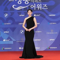 Pasangan Gong Yoo di drama Korea Netflix The Trunk, Seo Hyun Jin turut meramaikan malam penghargaan tersebut. Seo Hyun Jin memancarkan keanggunannya dalam balutan balutan one shoulder dress yang menyapu lantai. Foto: Instagram
