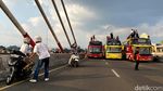 Saat Flyover Pasupati Dikuasai Ratusan Bus