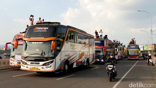 Saat Flyover Pasupati Dikuasai Ratusan Bus