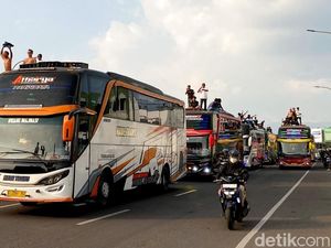 Saat Flyover Pasupati Dikuasai Ratusan Bus