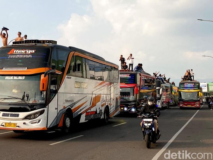 Saat Flyover Pasupati Dikuasai Ratusan Bus