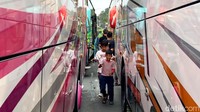 Suara telolet yang tiada henti mengundang banyak anak-anak juga turun ke jalan.