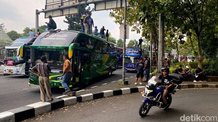 Aksi demo pekerja pariwisata di Bandung. Aksi demo pekerja pariwisata di Bandung.