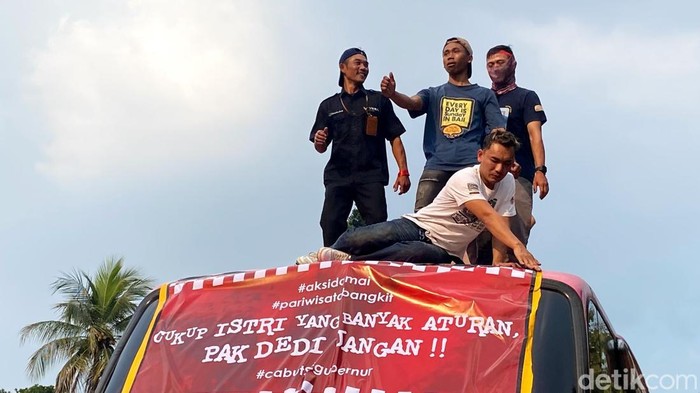 Aksi demo pekerja pariwisata di Bandung.