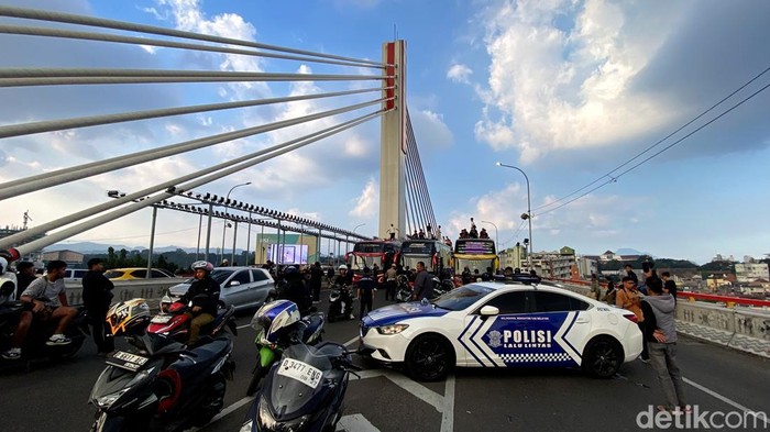 Aksi demo pekerja pariwisata di Bandung.