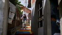 Seorang pesepeda melaju tajam menuruni tangga curam saat mengikuti kompetisi downhill urban di kawasan Petare, Caracas, Venezuela. Balap sepeda downhill urban di kawasan Petare, Caracas, Venezuela, adalah sebuah ajang ekstrem di mana para pesepeda melintasi rute menantang yang membelah kawasan padat penduduk. Foto: REUTERS/Gaby Oraa