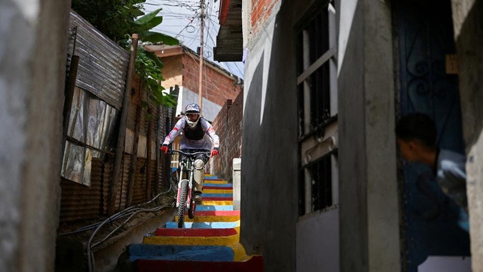 Aksi Menegangkan Lomba Sepeda Downhill di Permukiman Petare Venezuela Cyclists practice before an urban downhill competition in Petare, Caracas, Venezuela July 18, 2025. REUTERS/Gaby Oraa