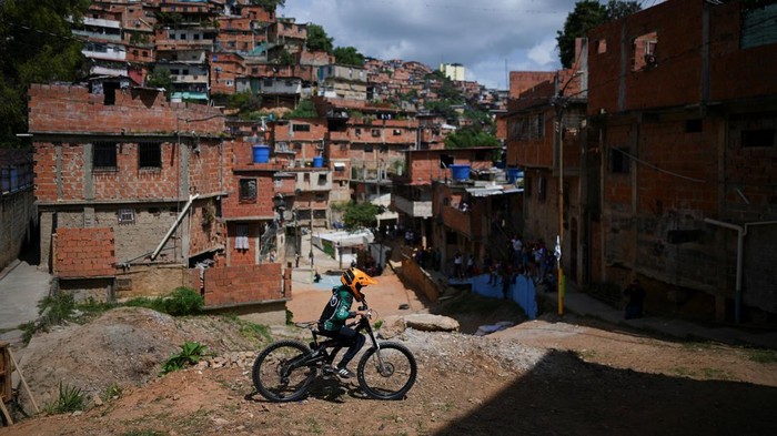 Aksi Menegangkan Lomba Sepeda Downhill di Permukiman Petare Venezuela Cyclists practice before an urban downhill competition in Petare, Caracas, Venezuela July 18, 2025. REUTERS/Gaby Oraa