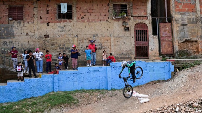 Aksi Menegangkan Lomba Sepeda Downhill di Permukiman Petare Venezuela Cyclists practice before an urban downhill competition in Petare, Caracas, Venezuela July 18, 2025. REUTERS/Gaby Oraa