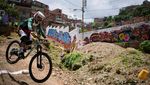 Aksi Menegangkan Lomba Sepeda Downhill di Permukiman Petare Venezuela