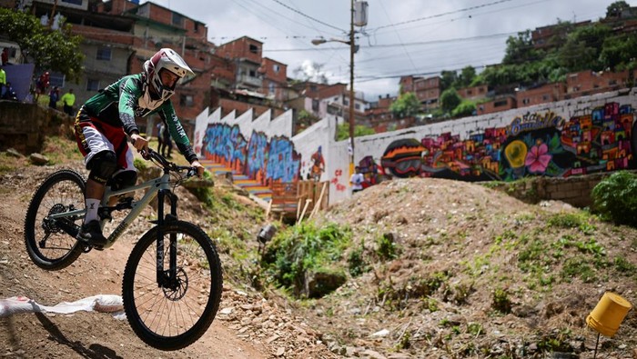 Aksi Menegangkan Lomba Sepeda Downhill di Permukiman Petare Venezuela Cyclists practice before an urban downhill competition in Petare, Caracas, Venezuela July 18, 2025. REUTERS/Gaby Oraa
