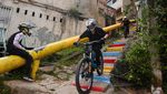 Aksi Menegangkan Lomba Sepeda Downhill di Permukiman Petare Venezuela