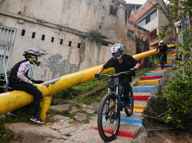 Aksi Menegangkan Lomba Sepeda Downhill di Permukiman Petare Venezuela