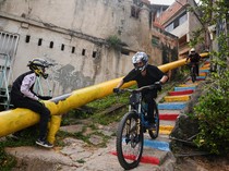 Aksi Menegangkan Lomba Sepeda Downhill di Permukiman Petare Venezuela