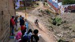 Aksi Menegangkan Lomba Sepeda Downhill di Permukiman Petare Venezuela