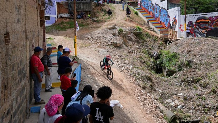 Aksi Menegangkan Lomba Sepeda Downhill di Permukiman Petare Venezuela Cyclists practice before an urban downhill competition in Petare, Caracas, Venezuela July 18, 2025. REUTERS/Gaby Oraa