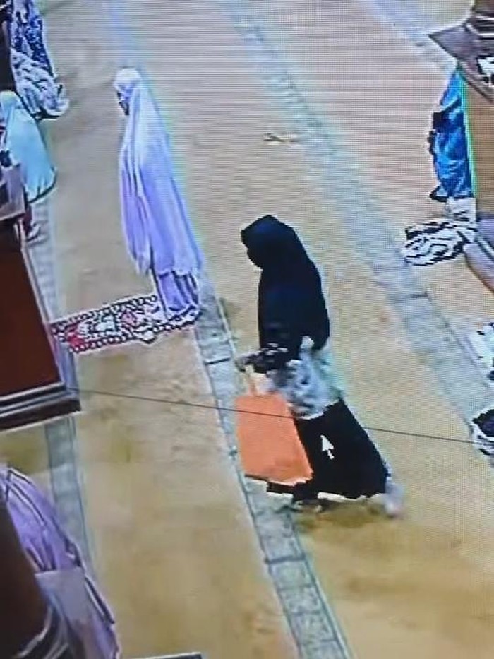 Aksi pelaku tertangkap CCTV Masjid Jami Kota Malang