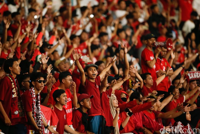 Suporter Timnas Indonesia menyanyikan yel-yel sepanjang laga di SUGBK, Jakarta, Senin (21/7/2025). Indonesia kontra Malaysia imbang tanpa gol, namun Malaysia yang hanya menang sekali dipastikan pulang lebih awal dari AFF U23 2025.