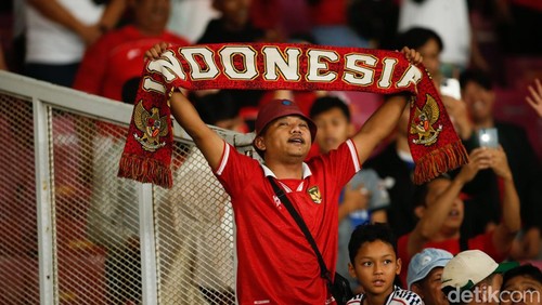 Suporter Timnas Indonesia menyanyikan yel-yel sepanjang laga di SUGBK, Jakarta, Senin (21/7/2025). Indonesia kontra Malaysia imbang tanpa gol, namun Malaysia yang hanya menang sekali dipastikan pulang lebih awal dari AFF U23 2025.