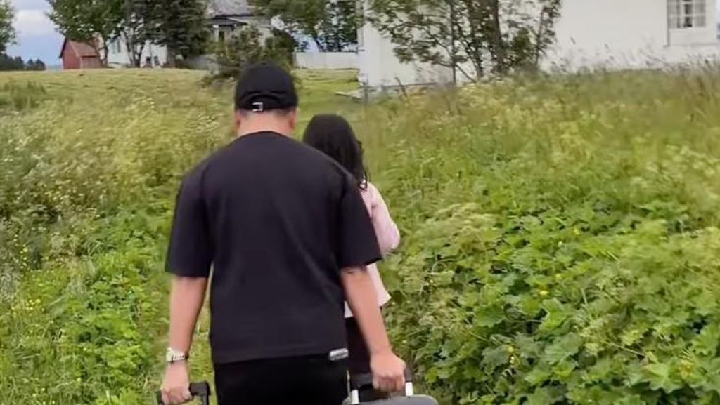 Perjuangan Alice Norin Mudik ke Norwegia Bikin Suami Seret Koper di Padang Rumput