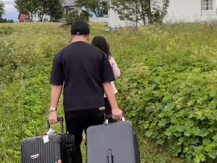 Perjuangan Alice Norin Mudik ke Norwegia Bikin Suami Seret Koper di Padang Rumput