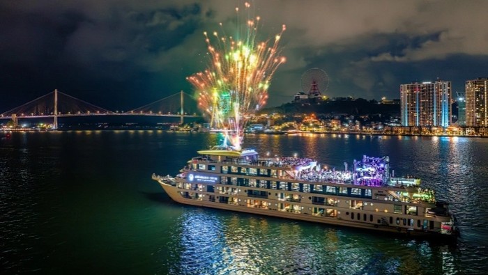 Ambassador Cruise nyalakan kembang api di tengah pencarian kapal wisata Sea Wonder