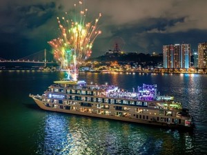 Ha Long Bay Berkabung, 2 Kapal Pesiar Ngotot Bikin Pesta Kembang Api