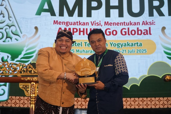 Ketua  Umum AMPHURI,  Firman M Nur memberikan penghargaan AMPHURI Award kepada detik.com yang diterima Managing Editor detik.com Erwin Dariyanto (Foto: AMPHURI)