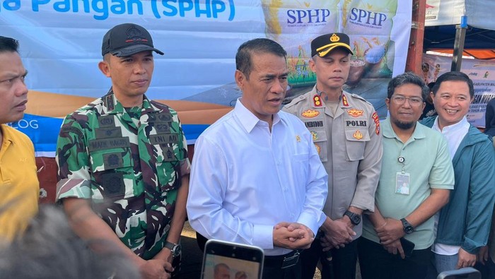 Menteri Pertanian (Mentan) Andi Amran Sulaiman mengunjung kegiatan Bulog Sulselbar itu di Majene pada Minggu (20/7/2025).