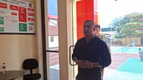 Anggota DPRD Kota Kupang, Mokrianus Imanuel Lay saat tiba di Ditreskrimum Polda NTT untuk diperiksa terkait dugaan penelantaran istri dan anak, Senin (21/7/2025).