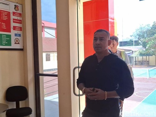 Anggota DPRD Kota Kupang, Mokrianus Imanuel Lay saat tiba di Ditreskrimum Polda NTT untuk diperiksa terkait dugaan penelantaran istri dan anak, Senin (21/7/2025).