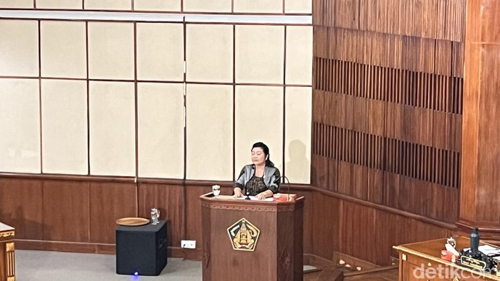 Anggota Fraksi Demokrat-NasDem DPRD Bali, I Gusti Ayu Mas Sumantri saat rapat paripurna DPRD Bali di kantor Gubernur Bali, Senin (21/7/2025). (Rizky Setyo)