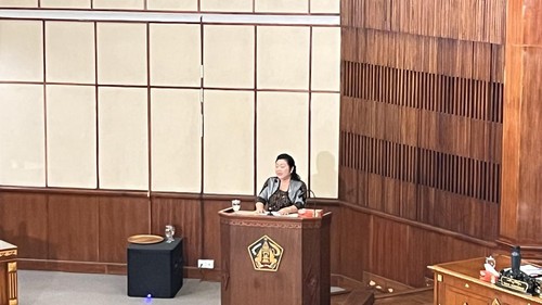 Anggota Fraksi Demokrat-NasDem DPRD Bali, I Gusti Ayu Mas Sumatri, membacakan pandangan umum fraksi dalam rapat paripurna DPRD Bali di kantor Gubernur Bali, Senin (21/7/2025). (Rizki Setyo/detikBali)