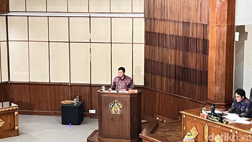 Anggota Fraksi Gerindra-PSI DPRD Bali, I Kadek Diana saat menyampaikan pandangan fraksi di Rapat Paripurna DPRD Bali, Kantor Gubernur Bali, Senin (21/7/2025).