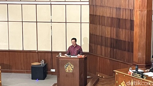 Anggota Fraksi Golkar DPRD Bali, I Wayan Gunawan saat menyampaikan pandangan umum fraksi di rapat paripurna DPRD Bali di kantor Gubernur Bali, Senin (21/7/2025).