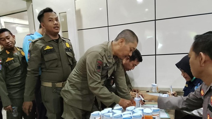 Anggota Satpol PP Palembang saat menjalani cek urine mendadak.