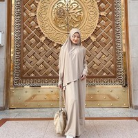 Melaluii akun Instagramnya, pemain film Cinta Brontosaurus ini terlihat menjalani umrah tanpa Raditya Dika. Warganet pun langsung bertanya kehadiran suaminya tersebut. Bang Radit kok ga ikut? tanya @valerianw.md.fiha. Bang @raditya_dika ga ikutan, ucap akun @bintang_kesiangan06. Foto: Instagram@anissaaziza.
