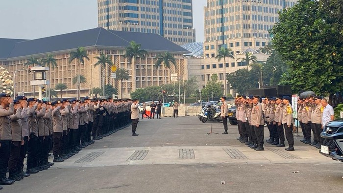 Apel pengamanan pasukan jaga demo ojol di sekitar Istana Merdeka, Jakarta, hari ini