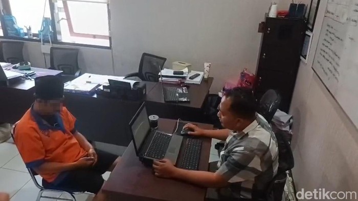 ASN Kota Batu yang diduga melakukan pelecehan seksual terhadap pelajar SMA yang merupakan keponakannya sendiri.