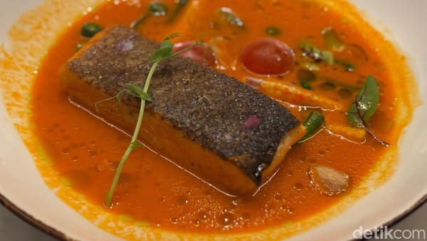Sedapnya Salmon Red Curry hingga Barramundi di Restoran Elegan Ini