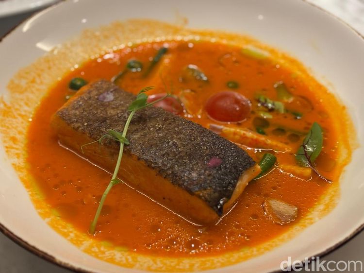 Sedapnya Salmon Red Curry hingga Barramundi di Restoran Elegan Ini