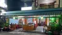 Prabowo dan rombongan makan malam bersama di warung Bakmi Jowo Bu Citro 1 Solo yang menjadi langgan keluarga Jokowi. Jokowi juga hadir dalam acara makan malam itu. Foto: Google Review/Bagus Gangga