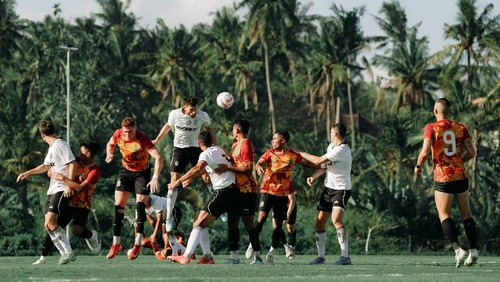 Bali United (jersey putih) saat menggelar latih tanding melawan Bhayangkara Presisi Lampung FC di Bali United Training Center, Gianyar, Sabtu (19/7/2025). (Dokumentasi Bali United)