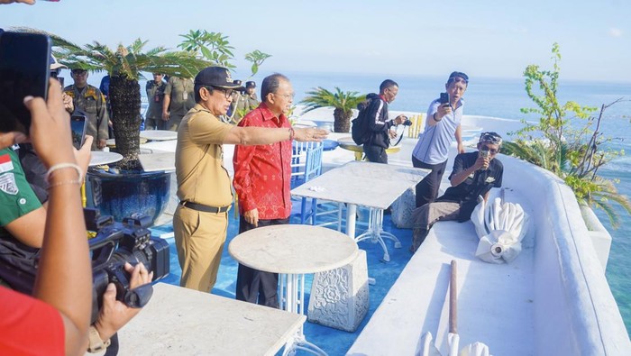 Gubernur Koster (baju merah) dan Bupati Adi Arnawa memantau penertiban bangunan liar di Pantai Bingin, Senin (21/7/2025).