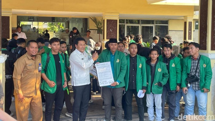 BEM Unusida gelar aksi damai di depan kantor Pemkab Sidoarjo
