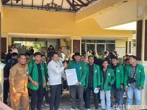 BEM Unusida Desak Pemkab Sidoarjo Perbaiki Jalan Rusak-Layanan Kesehatan