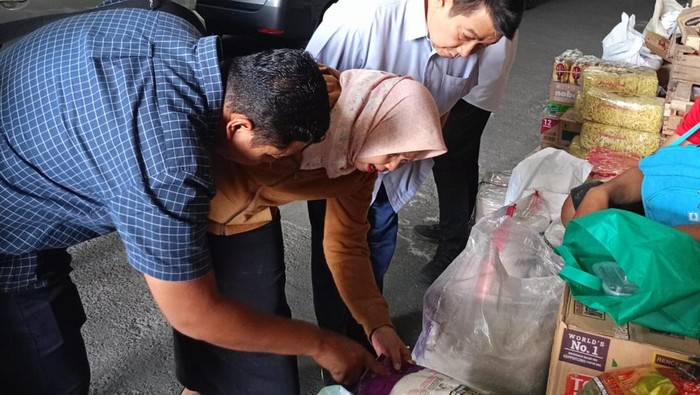 Dispangtan Kota Malang dan Satgas Pangan Polresta Malang Kota saat sidak beras oplosan